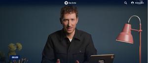 Bei „Hart aber fair to go“ steht Moderator Louis Klamroth nicht mehr im Studio, sondern sitzt hinterm Pult.