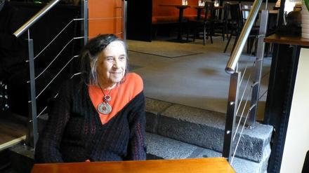 Ursula Ziebarth sitzt im Lokal „Robbengatter“ im Bayerischen Viertel in Berlin an dem Platz, an dem ihr Liebhaber Gottfried Benn einst saß.