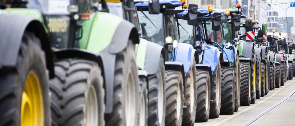 Traktoren stehen bei einem Protest in Berlin.