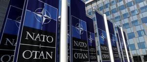 Banner mit dem NATO-Logo am Eingang des Hauptquartiers.