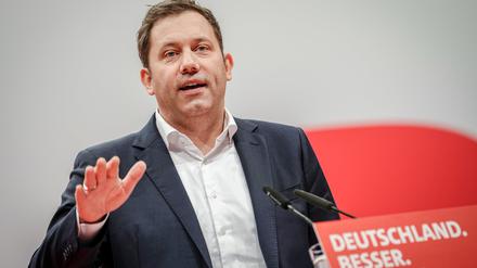 SPD-Co-Chef Lars Klingbeil fragt sich, wie die Steuerentlastung finanziert werden soll.