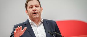 SPD-Co-Chef Lars Klingbeil fragt sich, wie die Steuerentlastung finanziert werden soll.