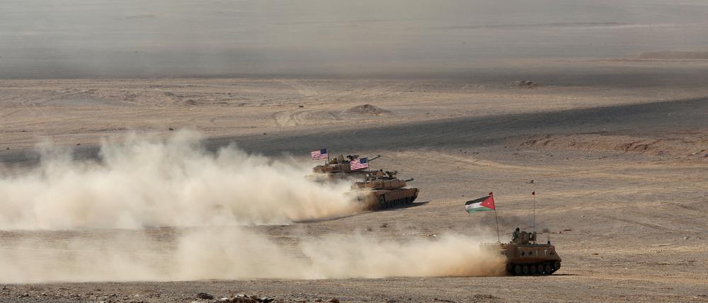 Militärische Fahrzeuge mit jordanischen und US-amerikanischen Flaggen fahren als in Zarqa.