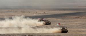 Militärische Fahrzeuge mit jordanischen und US-amerikanischen Flaggen fahren als in Zarqa.