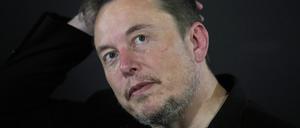 Elon Musk erscheint bei einer Veranstaltung mit dem britischen Premierminister Sunak.