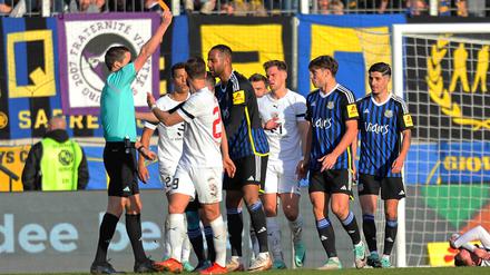 Strittige Entscheidung. Schiedsrichter Daniel Bartnitzki zeigt Bone Uaferro vom 1. FC Saarbrücken (4. v. l.)  Gelb-Rot.