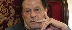 Imran Khan, ehemaliger Premierminister von Pakistan, bei einem Treffen mit Journalisten in seiner Residenz.