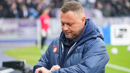 16.12.2023, Berlin: Herthas Trainer Pal Dardai blickt vor dem Spiel auf die Uhr.
