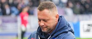 16.12.2023, Berlin: Herthas Trainer Pal Dardai blickt vor dem Spiel auf die Uhr.