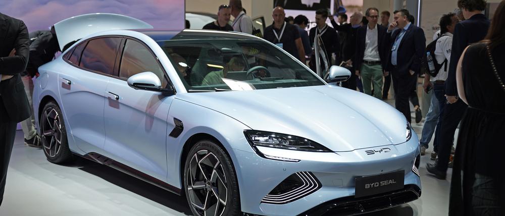 Ein Fahrzeug am Stand der Firma BYD, aufgenommen am Pressetag bei der Auto- und Verkehrsmesse IAA in der Messe München.