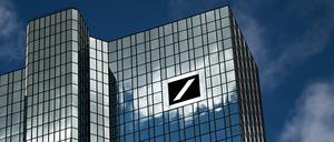 Wolken ziehen über die Zentrale der Deutschen Bank und spiegeln sich in der Fassade.