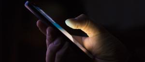 Handy-Benutzer im Dunkeln.