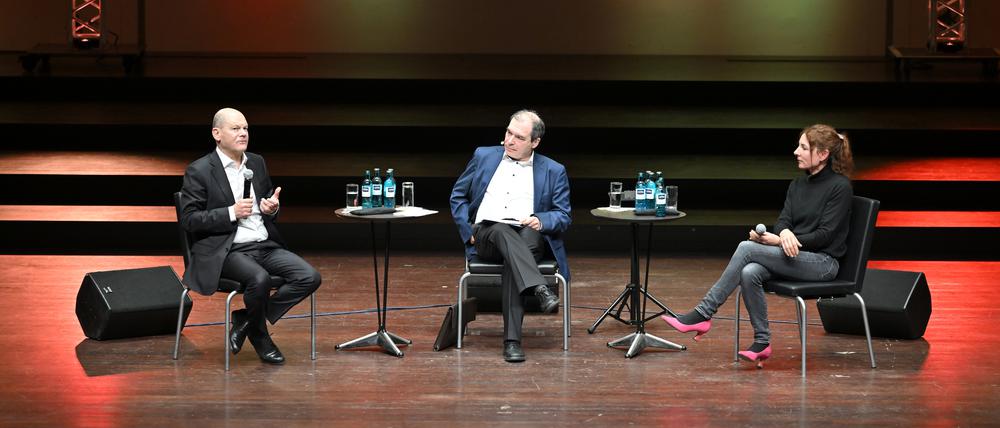 Juli Zeh und Olaf Scholz sprachen im Nikolaisaal über die Stimmung im Land.