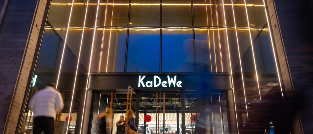 29.01.2024, Berlin: Die beleuchtete Logo des Kaufhaus des Westens (KaDeWe) ist an der Fassade angebracht. Die KaDeWe-Gruppe hat Insolvenz angemeldet. Der Betrieb der Häuser gehe aber weiter, teilte das Unternehmen mit. Foto: Monika Skolimowska/dpa +++ dpa-Bildfunk +++