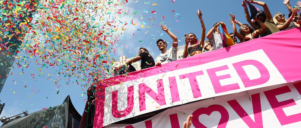Menschen nehmen dem Christopher Street Day Demonstration unter dem Motto United in Love in Berlin am 23. Juli 2022. CSD Berlin 2022 *** People take the Christopher Street Day demonstration under the slogan United in Love in Berlin on 23 July 2022 CSD Berlin 2022