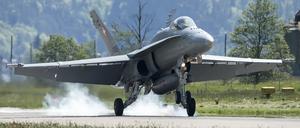 Ein Kampfflugzeug vom Typ F/A-18 Super Hornet der Schweizer Luftwaffe landet am 16.05.2017 auf dem Militärflugplatz Unterbach in Meiringen. (Symbolbild) 