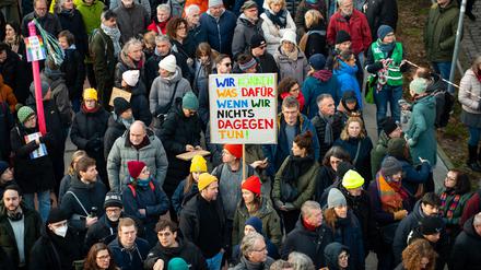 „Wir können was dafür, wenn wir nichts dagegen tun!“ steht auf einem Plakat in der Demonstration gegen Rechtsextremismus.