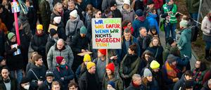 „Wir können was dafür, wenn wir nichts dagegen tun!“ steht auf einem Plakat in der Demonstration gegen Rechtsextremismus.