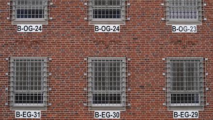 Blick auf die vergitterten Fenster der Haftzimmer in der Abschiebungshafteinrichtung Glücksstadt. 60 Plätze stehen in der Abschiebehaftanstalt für abgelehnte Asylbewerber dort zur Verfügung. 