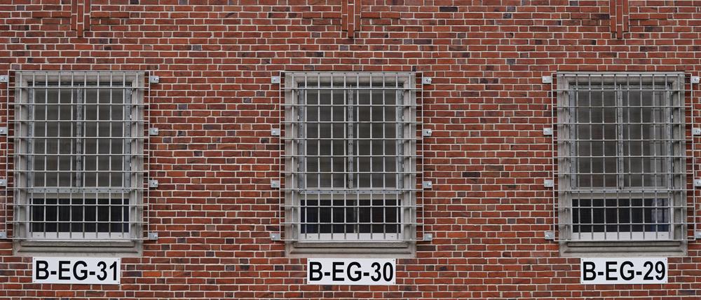 Blick auf die vergitterten Fenster der Haftzimmer in der Abschiebungshafteinrichtung Glücksstadt. 60 Plätze stehen in der Abschiebehaftanstalt für abgelehnte Asylbewerber dort zur Verfügung.
