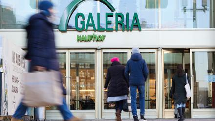 Blick auf den Eingang eines Kaufhauses von Galeria Karstadt Kaufhof im Januar 2024.