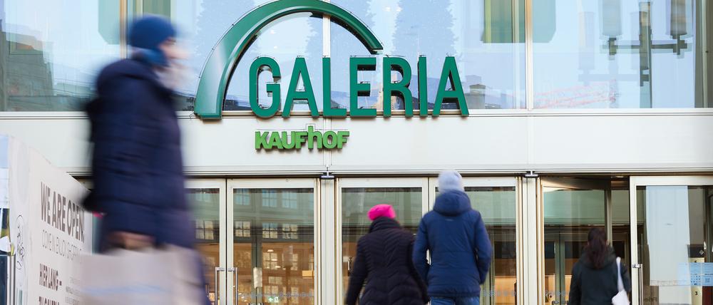 Blick auf den Eingang eines Kaufhauses von Galeria Karstadt Kaufhof im Januar 2024.