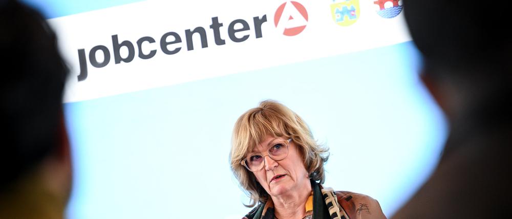 Ramona Schröder, Vorsitzende der Geschäftsführung der Regionaldirektion Berlin-Brandenburg der Bundesagentur für Arbeit, bei der Pressekonferenz am Mittwoch.