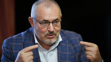Boris Nadeschdin, russischer Oppositionspolitiker, der bei den Präsidentschaftswahlen am 17. März kandidieren will, gestikuliert während eines Interviews mit The Associated Press. 