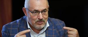 Boris Nadeschdin, russischer Oppositionspolitiker, der bei den Präsidentschaftswahlen am 17. März kandidieren will, gestikuliert während eines Interviews mit The Associated Press. 