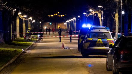 Einsatzkräfte der Polizei sichern einen Tatort ab. Bei einem Einsatz der Polizei in Frankfurt ist ein Mensch am Dienstagabend ums Leben gekommen. Die Einsatzkräfte seien gerufen worden, weil ein Mensch auf offener Straße andere Menschen angegriffen haben soll, sagte ein Polizeisprecher. Dabei sei es zu dem Schusswaffengebrauch gekommen. Der mutmaßliche Täter sei an seinen Verletzungen im Krankenhaus gestorben.