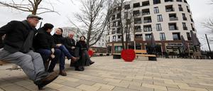 Neu gestalteter Johan-Bouman-Platz im Bornstadter Feld Potsdam. Das geforderte Maßnahmenkonzept zur Qualifizierung des Platzes wurde im Ergebnis des Ortstermins mit Vertretern des Ausschusses für Stadtentwicklung, Bau, Wirtschaft und ländliche Entwicklung am 20.04.2021 erarbeitet. Es gab Verzögerungen bei Vergabe und Umsetzung der beauftragten Leistungen.