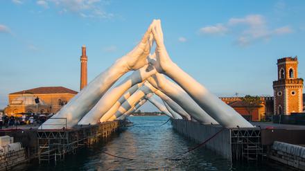 Als man sich noch von Ufer zu Ufer zu erreichen suchte. Lorenzo Quinns Beitrag  „Building Bridges“ im Arsenale auf der Biennale von 2019, die unter dem Titel „May you live in interesting times“ stand.
