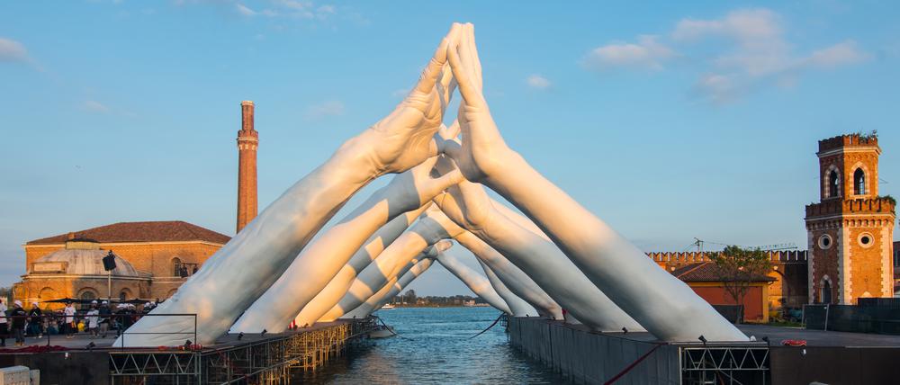 Als man sich noch von Ufer zu Ufer zu erreichen suchte. Lorenzo Quinns Beitrag „Building Bridges“ im Arsenale auf der Biennale von 2019, die unter dem Titel „May you live in interesting times“ stand.