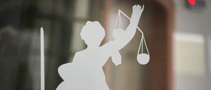 ARCHIV - 27.04.2023, Berlin: Die Figur der Justitia mit Richtschwert und Waage ist auf dem Glasfenster einer Tür im Kriminalgericht Moabit in Berlin zu sehen. (zu dpa: «Betrug durch falsche Bankmitarbeiter - 35-Jähriger vor Gericht») Foto: Soeren Stache/dpa +++ dpa-Bildfunk +++