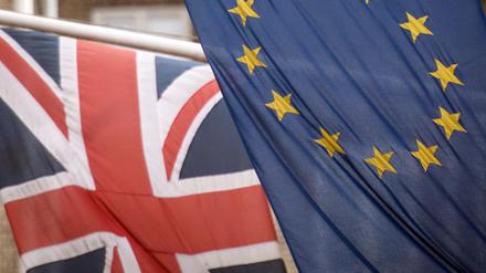 Die Flaggen von Großbritannien und der EU. 