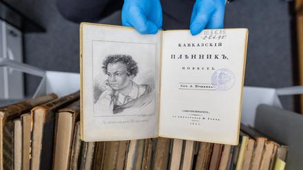Verblüffend echt: Diese Fälschung einer Ausgabe von Puschkins „Gefangenem im Kaukasus“ aus dem Jahr 1822 entdeckten Mitarbeitende der Universitätsbibliothek in Warschau. Diebe klauten Originale von Puschkin und anderen russischen Autoren des 19. Jahrhunderts im Wert von einer Million Euro und ersetzen sie durch Fakes. 
