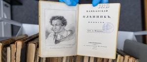 Verblüffend echt: Diese Fälschung einer Ausgabe von Puschkins „Gefangenem im Kaukasus“ aus dem Jahr 1822 entdeckten Mitarbeitende der Universitätsbibliothek in Warschau. Diebe klauten Originale von Puschkin und anderen russischen Autoren des 19. Jahrhunderts im Wert von einer Million Euro und ersetzen sie durch Fakes. 