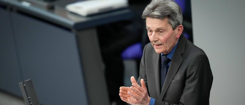 Rolf Muetzenich (SPD) im Portrait mit engangierter Handgeste bei seiner Rede in der Generaldebatte zum Haushalt bei der 150. Sitzung des Deutschen Bundestag in Berlin.