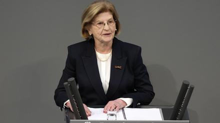 Die Holocaust-Überlebende Eva Szepesi spricht im Bundestag.