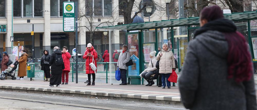 Menschen warten auf die Straßenbahn an der Haltestelle Platz der Einheit. (Symbolbild)