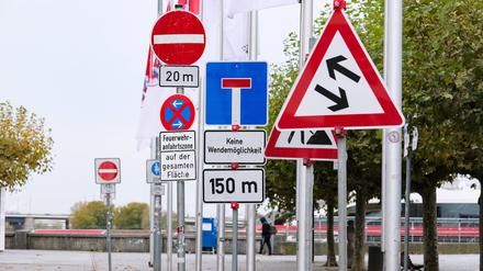Wer in Berlin mit dem Auto unterwegs ist, hat viel zu lesen. Für manche ist es zu viel.
