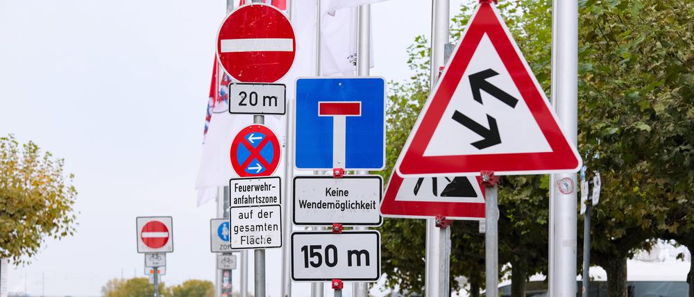Wer in Berlin mit dem Auto unterwegs ist, hat viel zu lesen. Für manche ist es zu viel.