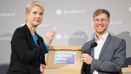 Thomas Laschyk (rechts), Chefredakteur und Geschäftsführer des Blogs «Volksverpetzer», übergibt die Unterschriften der Petition «AfD-Verbot prüfen!» an Bundesratspräsidentin Manuela Schwesig (SPD), Ministerpräsidentin von Mecklenburg-Vorpommern. Rund 800.000 Menschen haben seit Start der Petition am 14. August 2023 auf der Petitionsplattform innn.it unterzeichnet. 