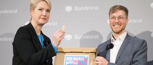 Thomas Laschyk (rechts), Chefredakteur und Geschäftsführer des Blogs «Volksverpetzer», übergibt die Unterschriften der Petition «AfD-Verbot prüfen!» an Bundesratspräsidentin Manuela Schwesig (SPD), Ministerpräsidentin von Mecklenburg-Vorpommern. Rund 800.000 Menschen haben seit Start der Petition am 14. August 2023 auf der Petitionsplattform innn.it unterzeichnet. 
