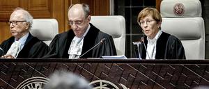 IGH-Präsidentin Joan Donoghue (R) spricht während einer Anhörung am Internationalen Gerichtshof (IGH). 