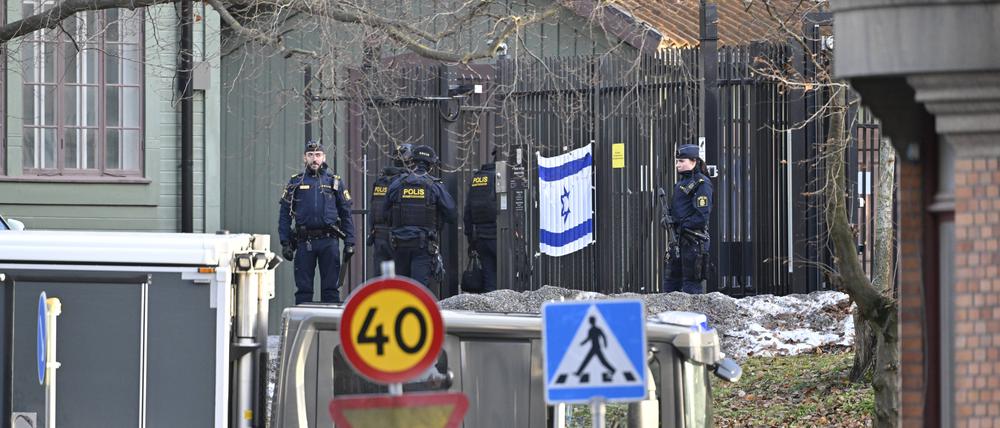 Polizeibeamte sichern das Gelände der israelischen Botschaft in Stockholm. Dort ist am Mittwoch ein „gefährlicher Gegenstand“ gefunden worden.