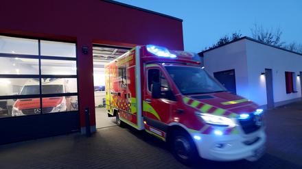 Ein Notfallsanitäter bei der Johanniter-Unfall-Hilfe e.V. fährt zum Auftakt seiner Schicht zum ersten Einsatz. 