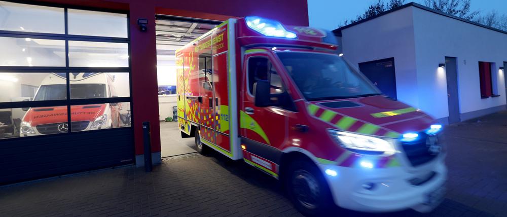 Ein Notfallsanitäter bei der Johanniter-Unfall-Hilfe e.V. fährt zum Auftakt seiner Schicht zum ersten Einsatz.