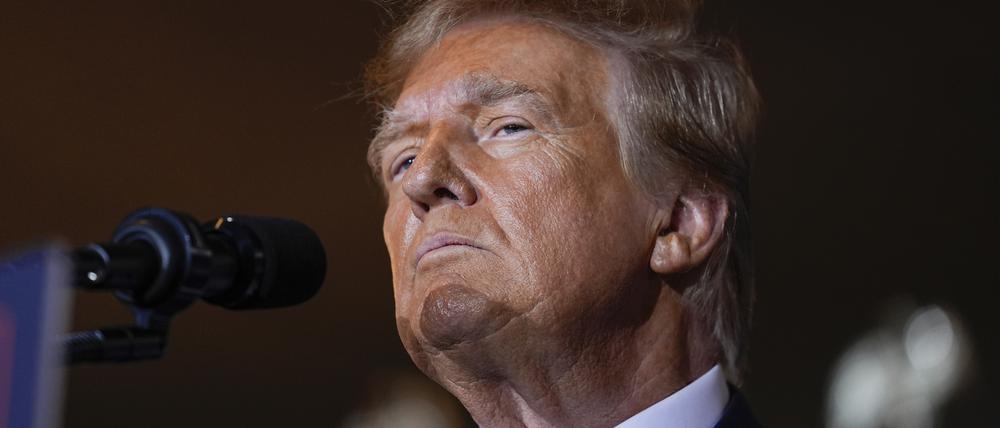 Donald Trump, Bewerber um die Präsidentschaftskandidatur der Republikaner und ehemaliger Präsident der USA, spricht bei einer Vorwahl-Party.