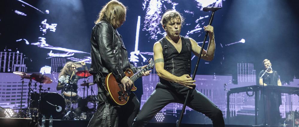 Die regimekritische russische Rockband Bi-2 bei einem Auftritt in Tallinn im September 2023.